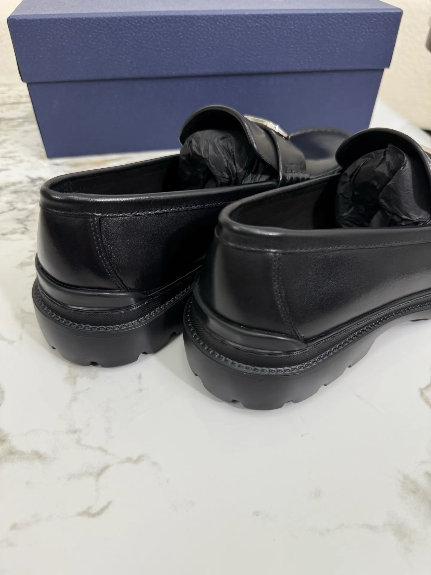 [ DIOR ] Top P: 820💰 ▪️Size: 39-44 (customized for 38.45) Top male leather shoes DIOR Dior combines high-quality materials and exquisite details. The imported cowhide leather upper is embellished with Gancio buckles, showing a luxurious style. Imported cattle. TP sole is light and flexible in texture